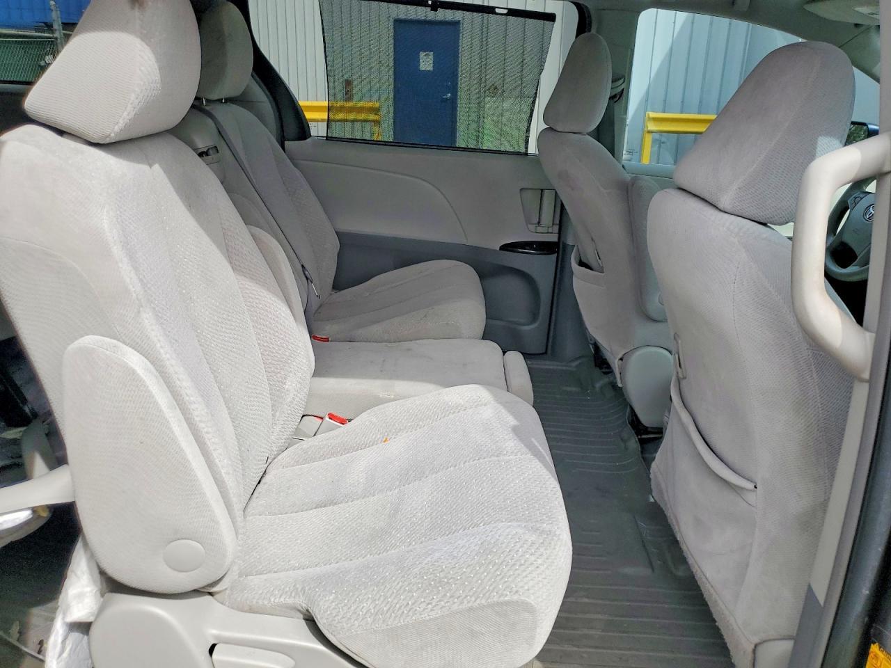 2011 TOYOTA SIENNA