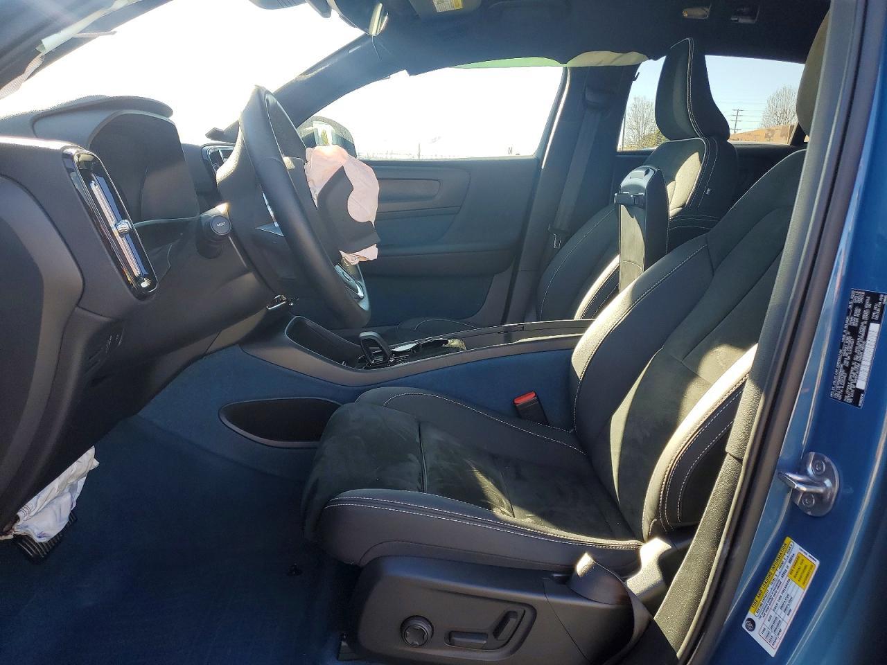 2022 VOLVO C40