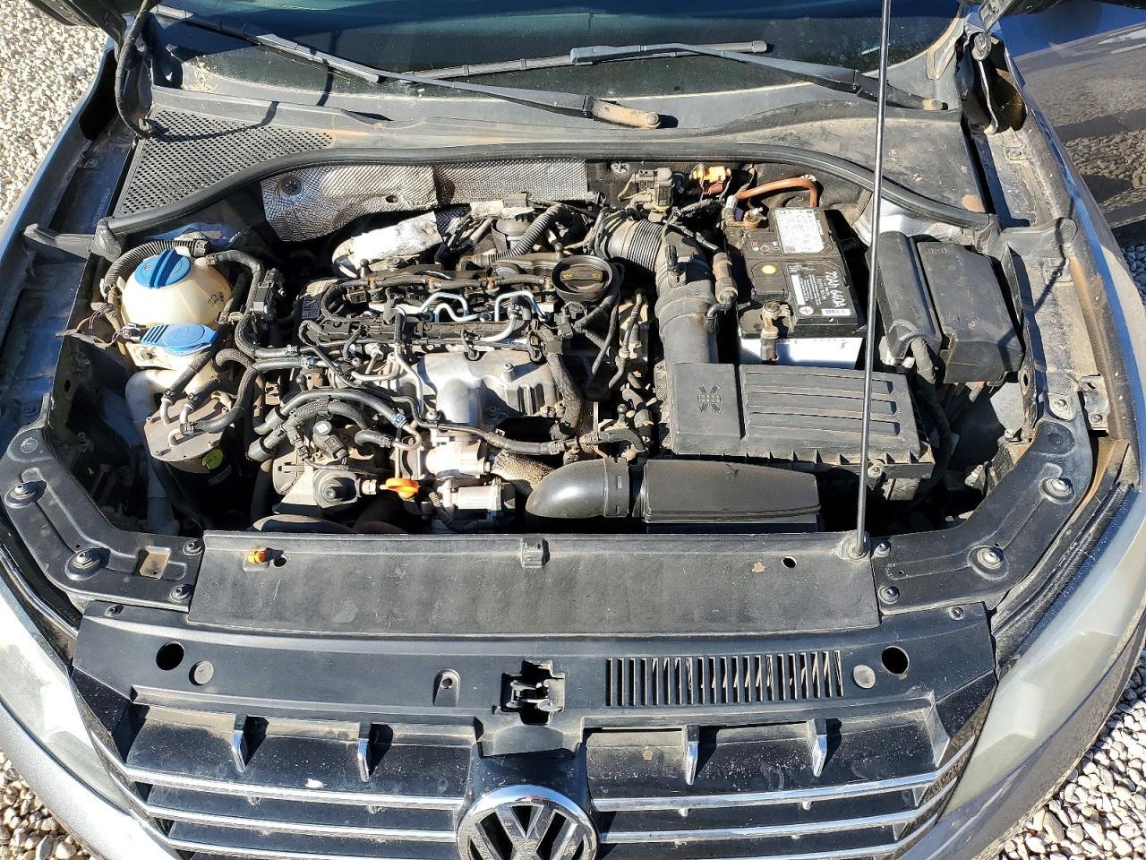 2012 VOLKSWAGEN Passat