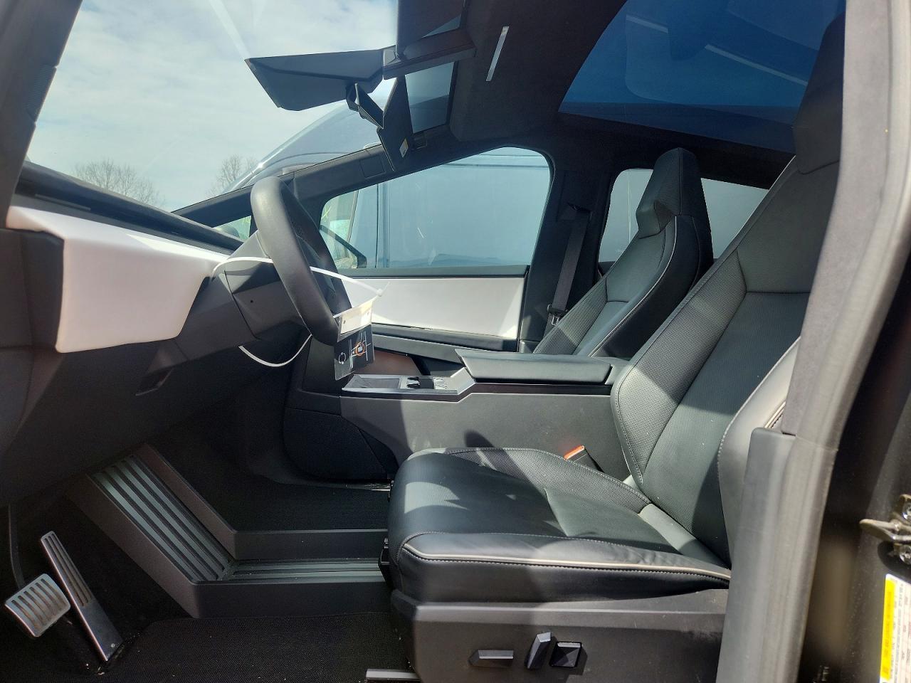 2024 TESLA Cybertruck