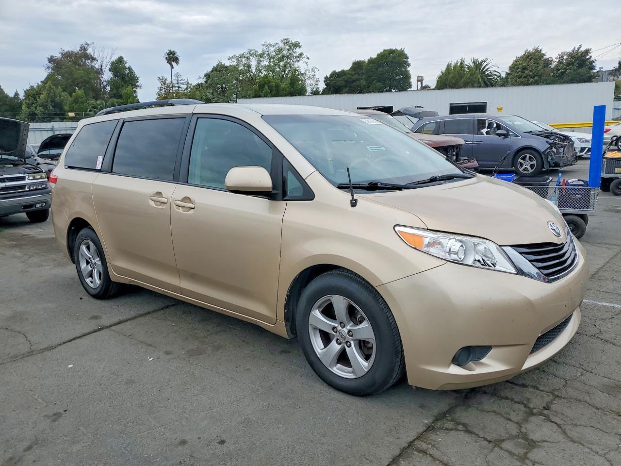 2014 TOYOTA SIENNA