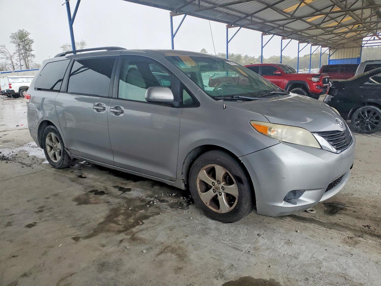 2012 TOYOTA SIENNA