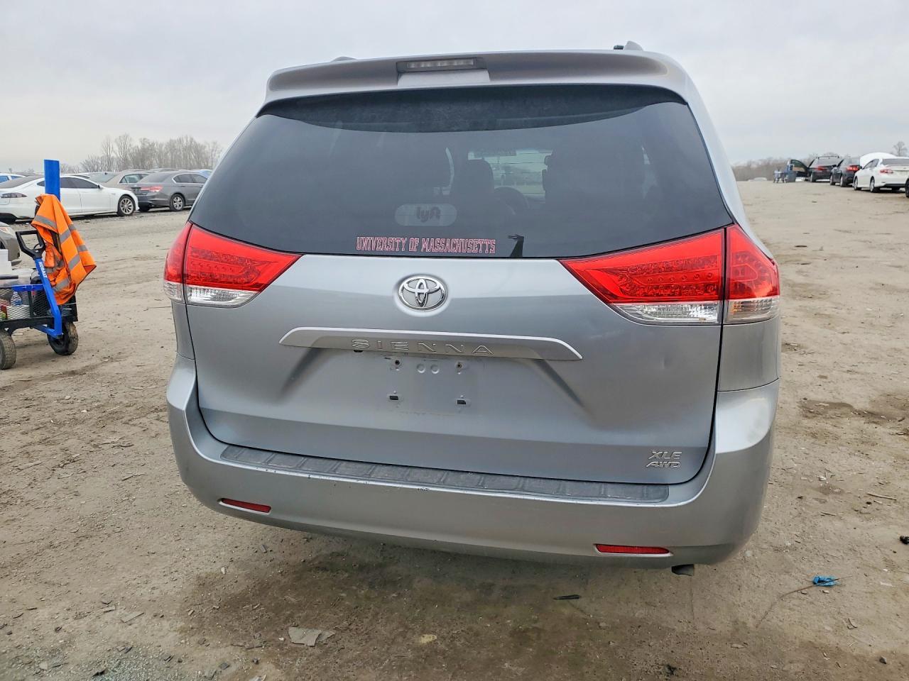 2011 TOYOTA SIENNA