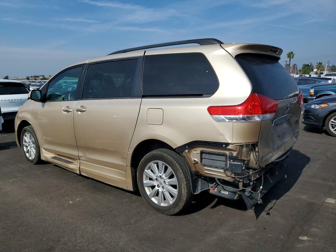 2013 TOYOTA SIENNA