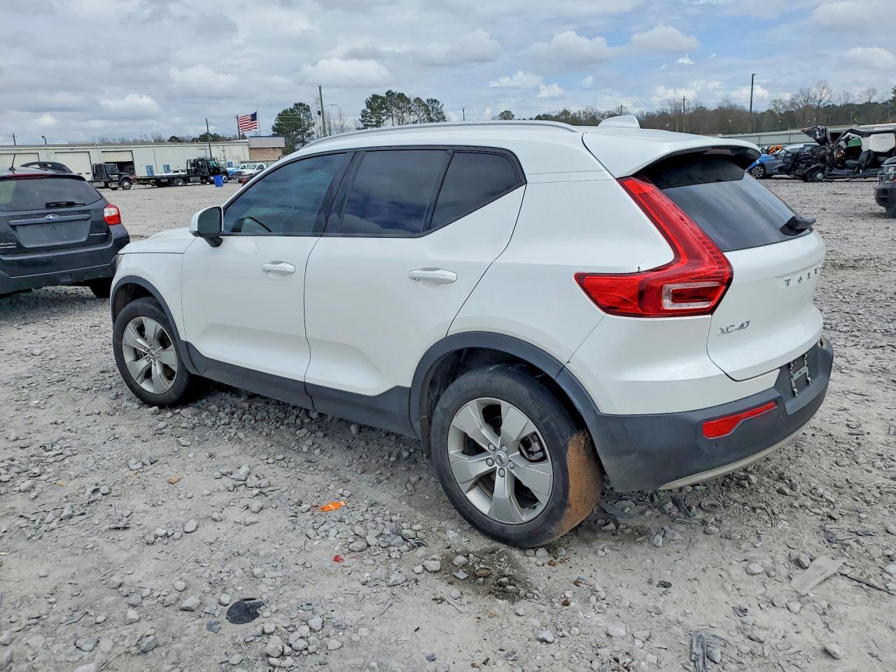 2022 VOLVO XC40