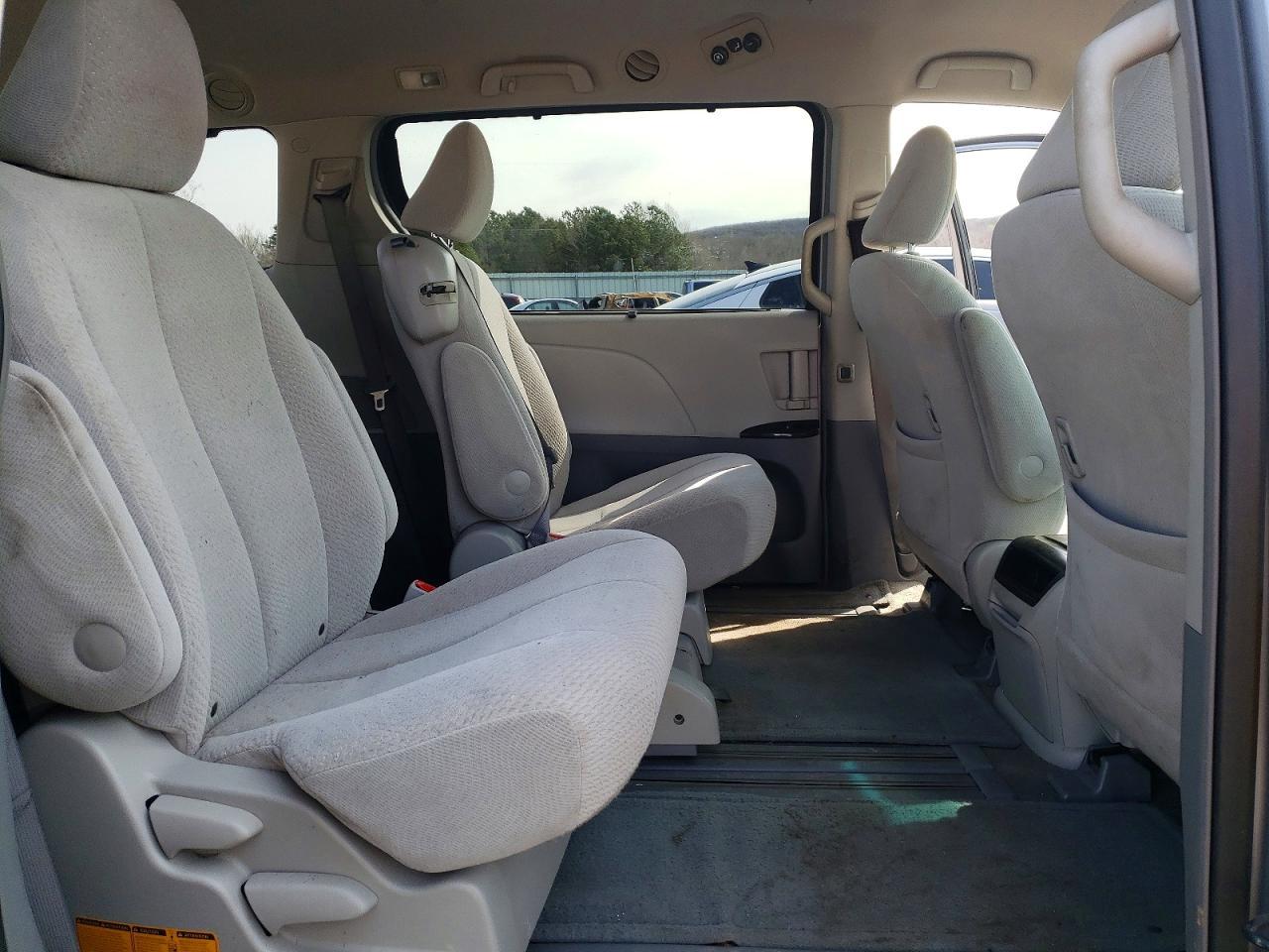 2011 TOYOTA SIENNA