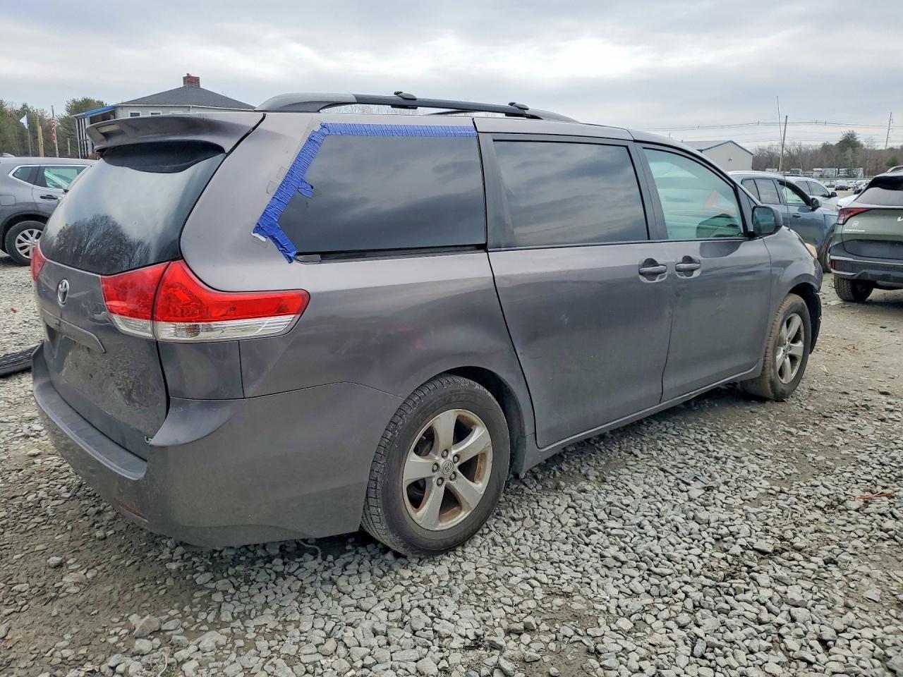 2011 TOYOTA SIENNA