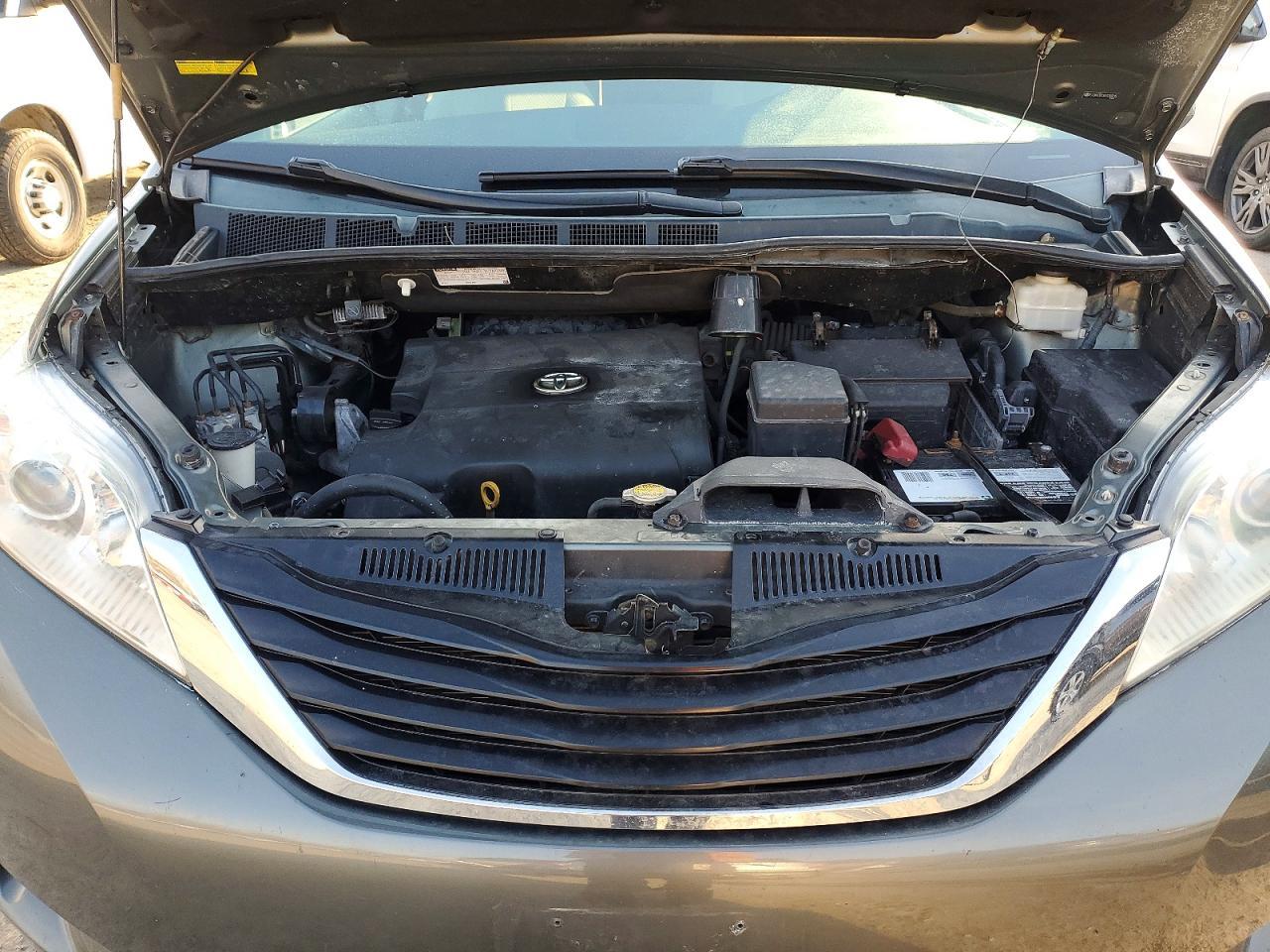 2011 TOYOTA SIENNA