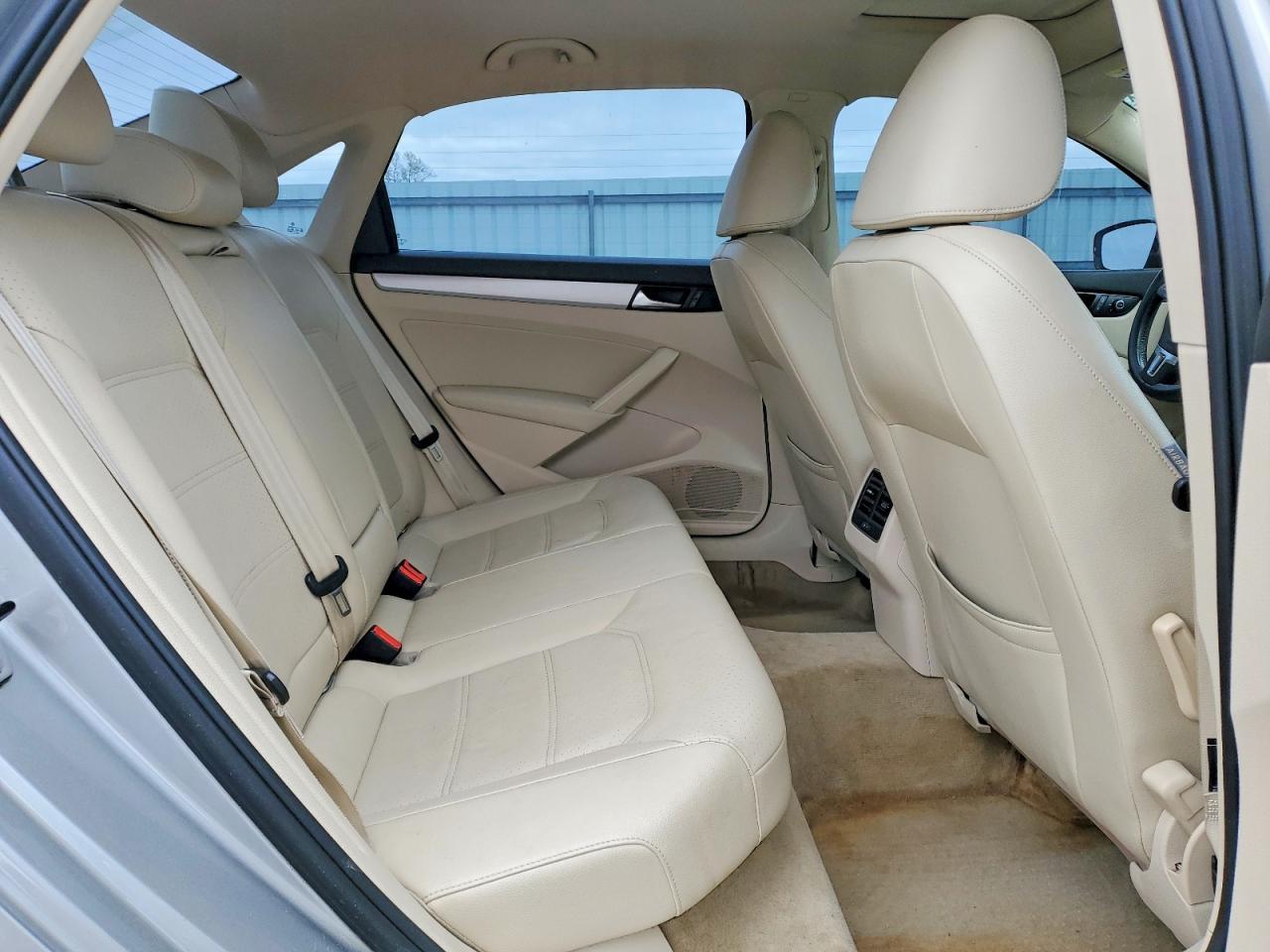 2013 VOLKSWAGEN Passat