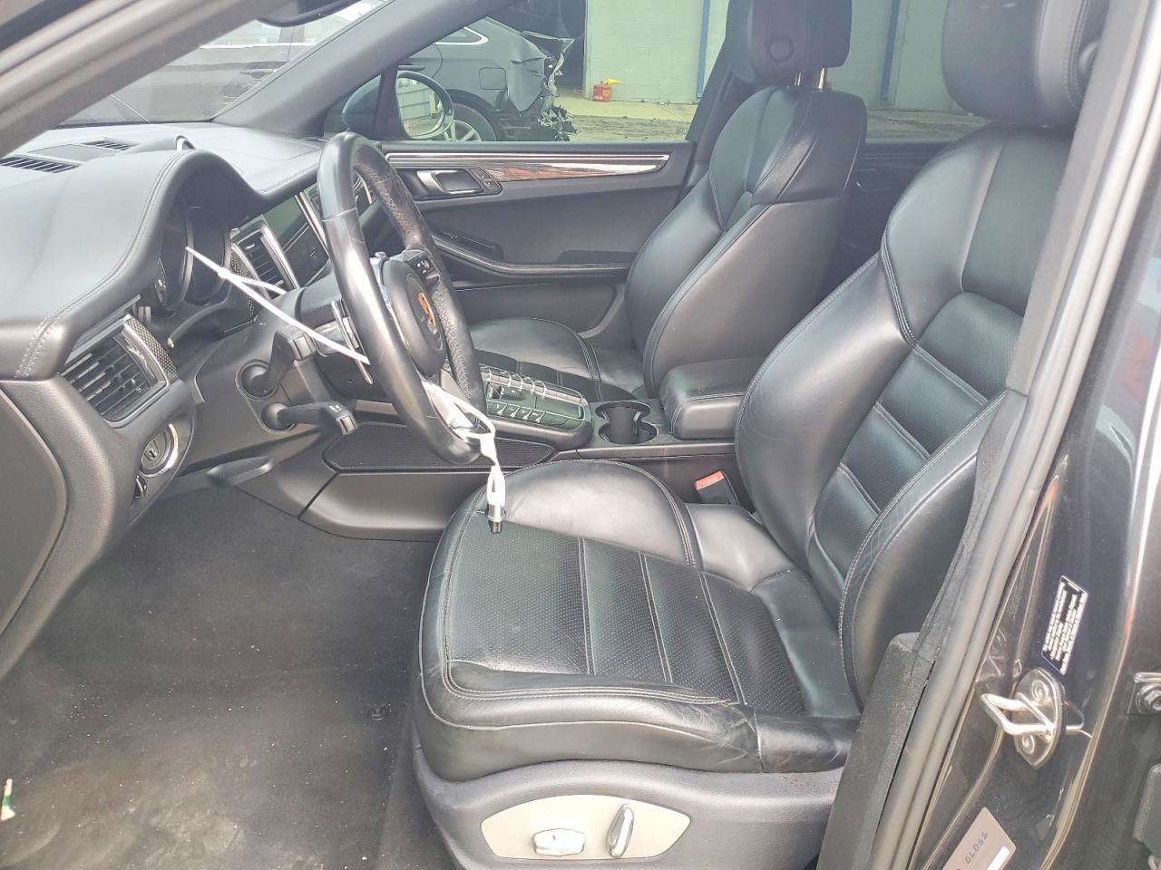 2017 PORSCHE Macan