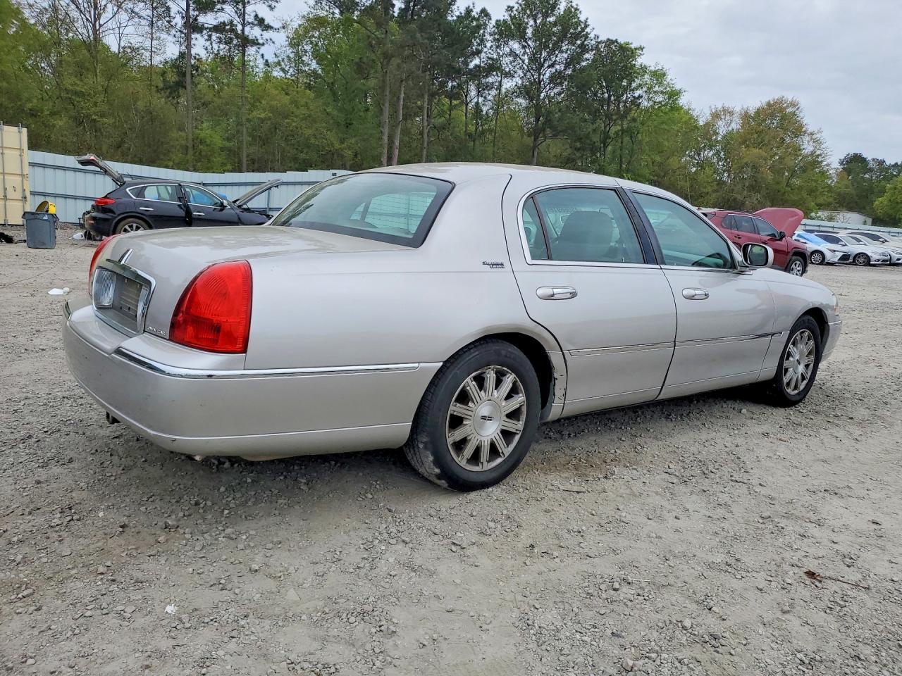2011 LINCOLN Town Car