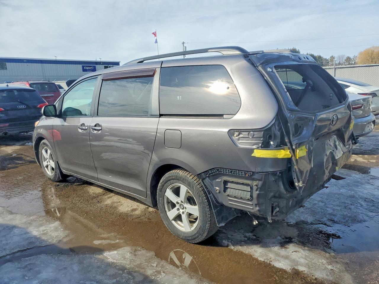 2011 TOYOTA SIENNA