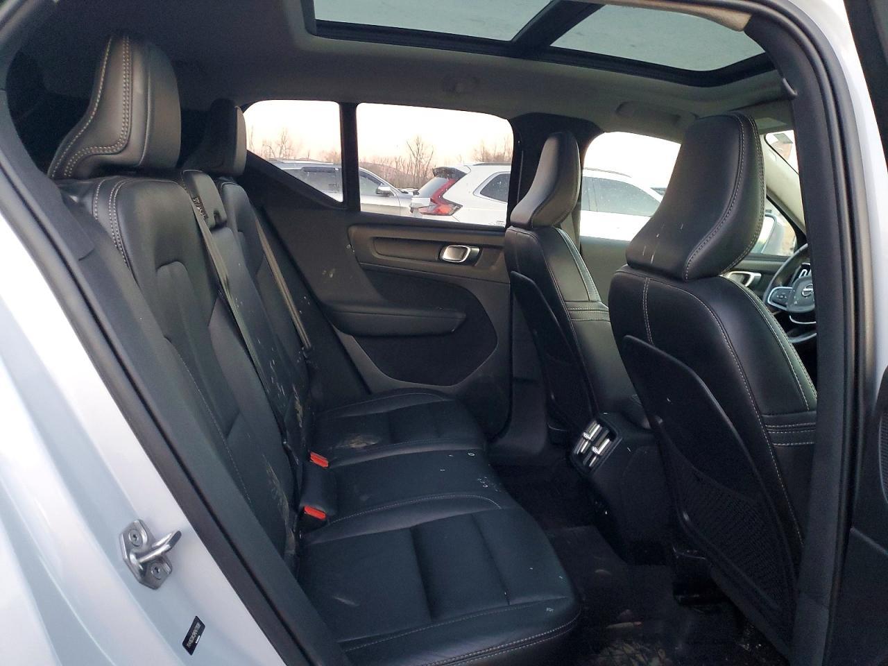 2021 VOLVO XC40