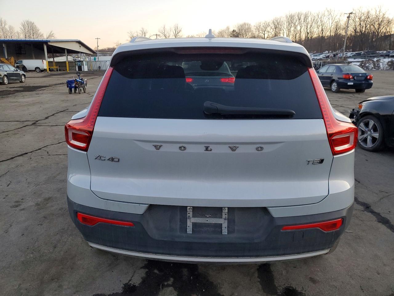 2021 VOLVO XC40