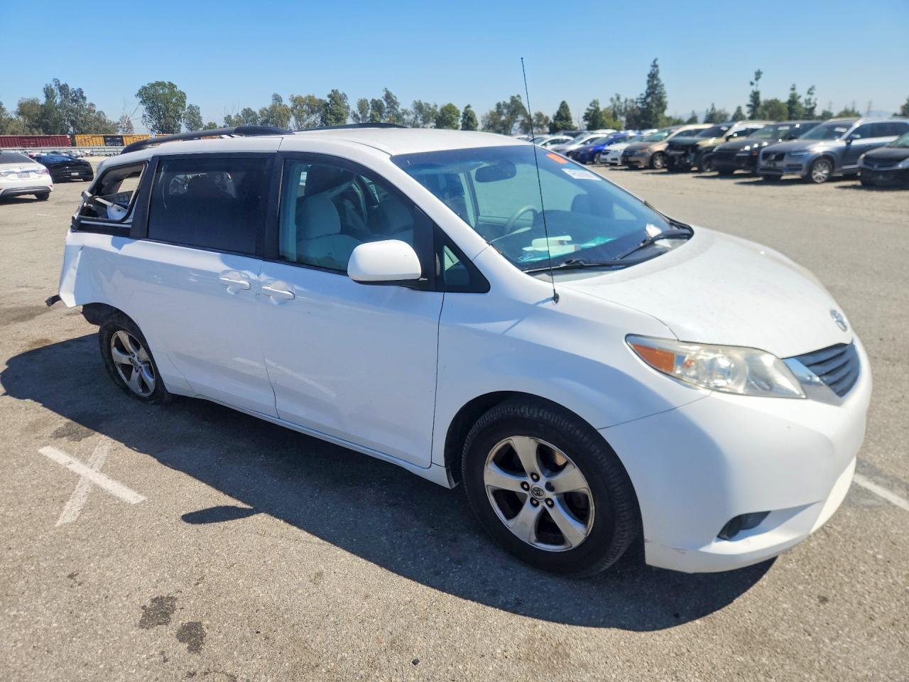 2014 TOYOTA SIENNA