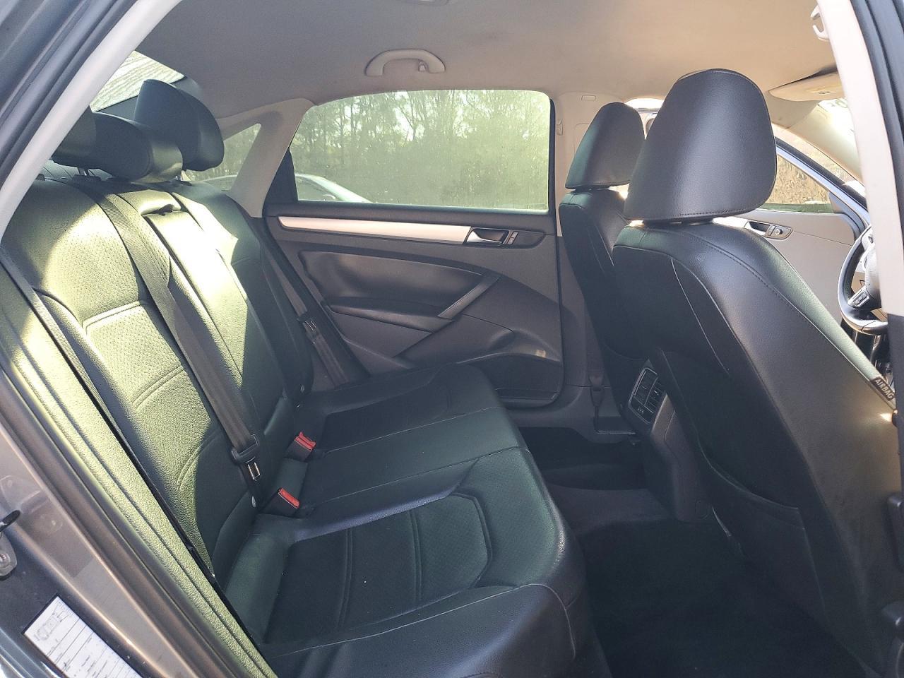 2013 VOLKSWAGEN Passat