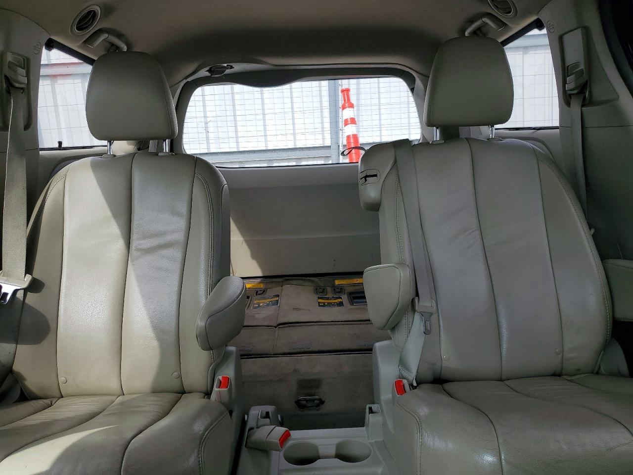 2013 TOYOTA SIENNA