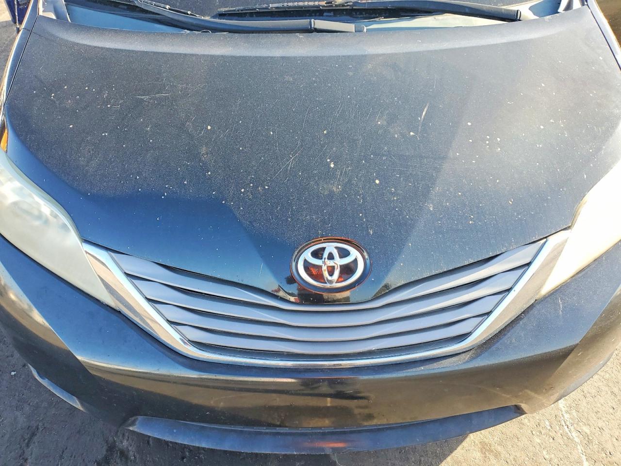 2011 TOYOTA SIENNA