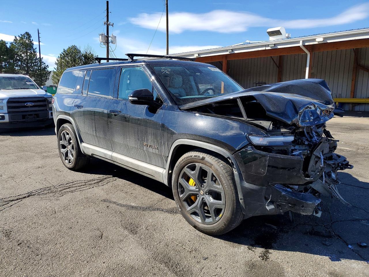 2025 RIVIAN R1s