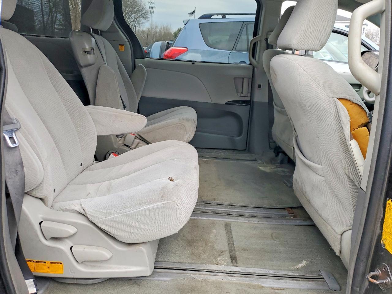 2011 TOYOTA SIENNA