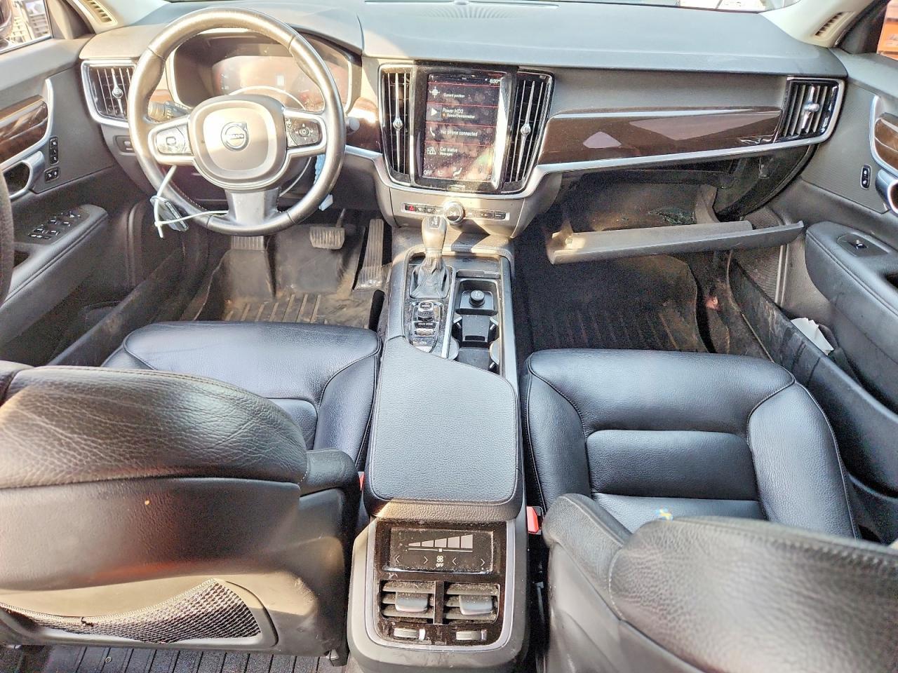 2017 VOLVO S90