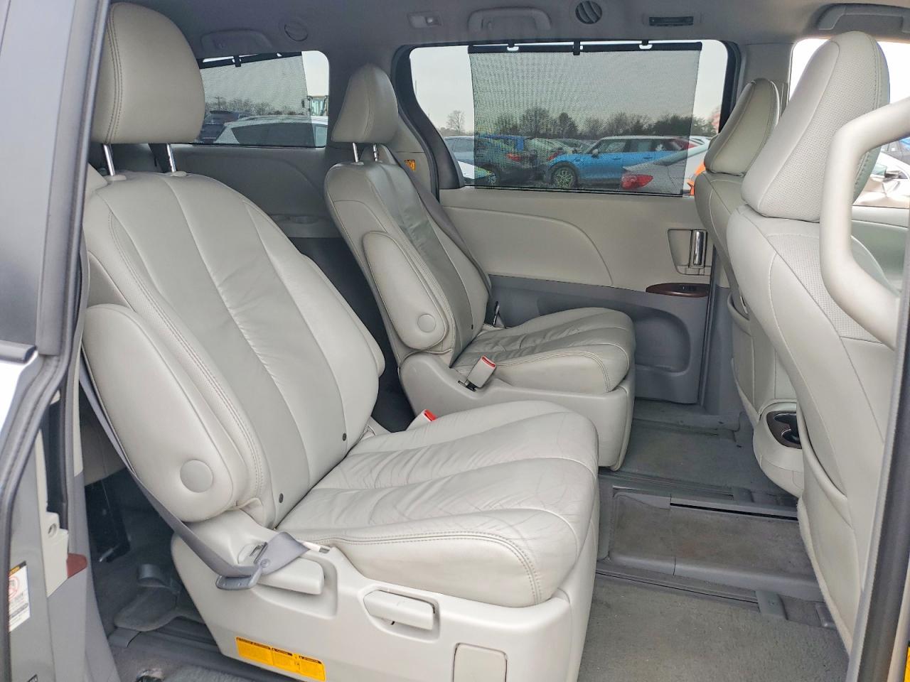 2011 TOYOTA SIENNA