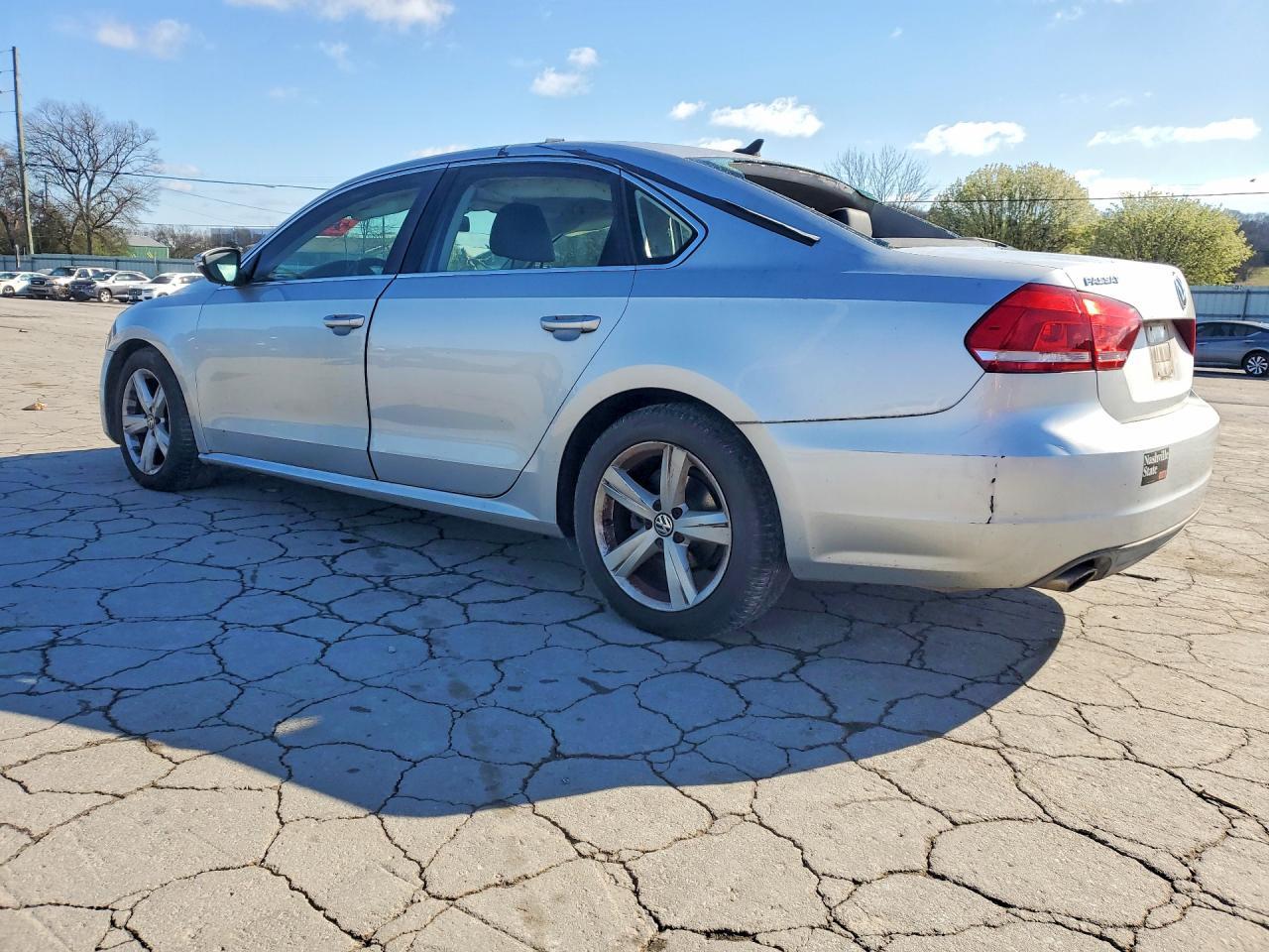 2012 VOLKSWAGEN Passat
