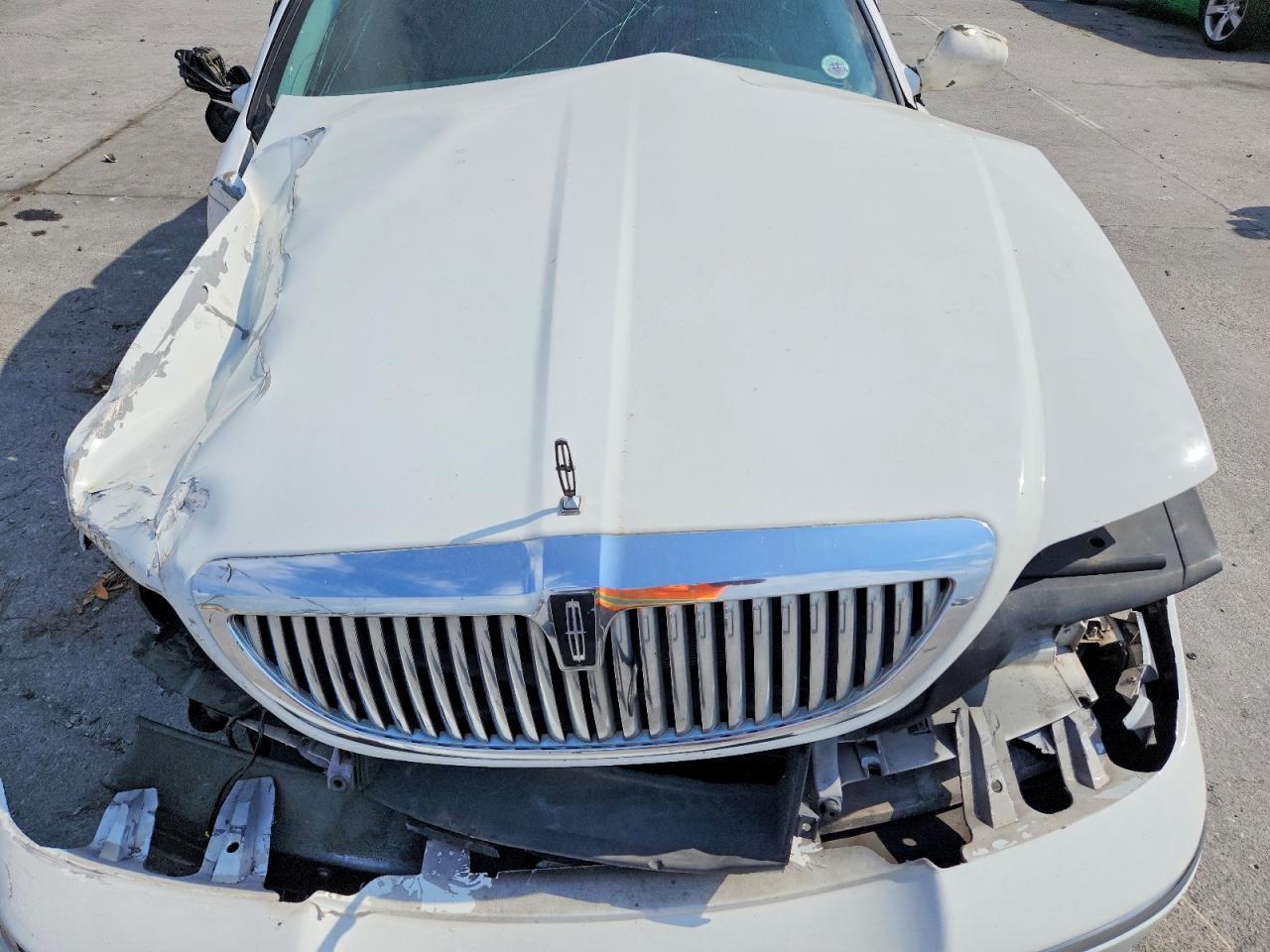 2004 LINCOLN Town Car