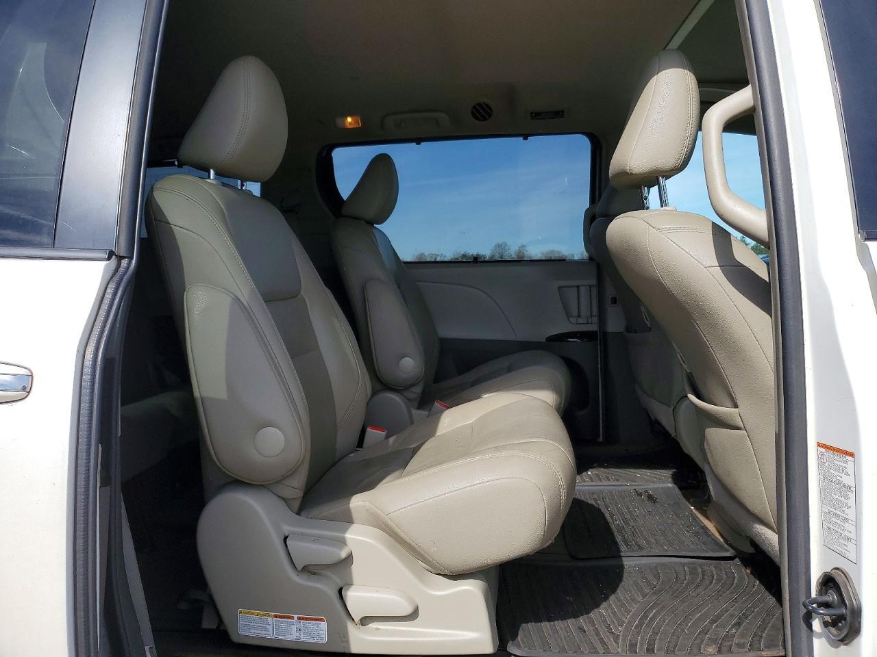 2016 TOYOTA SIENNA