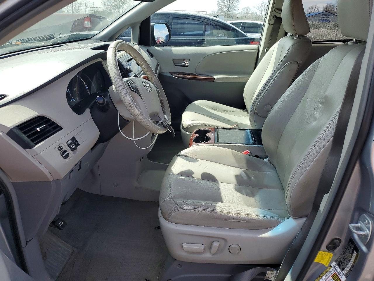 2012 TOYOTA SIENNA