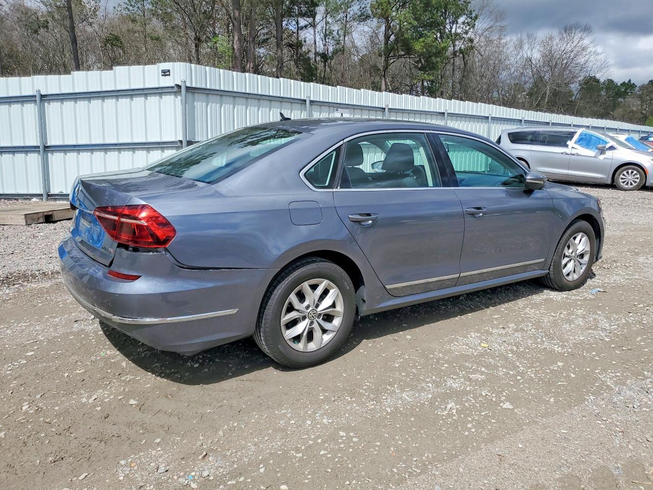 2017 VOLKSWAGEN Passat