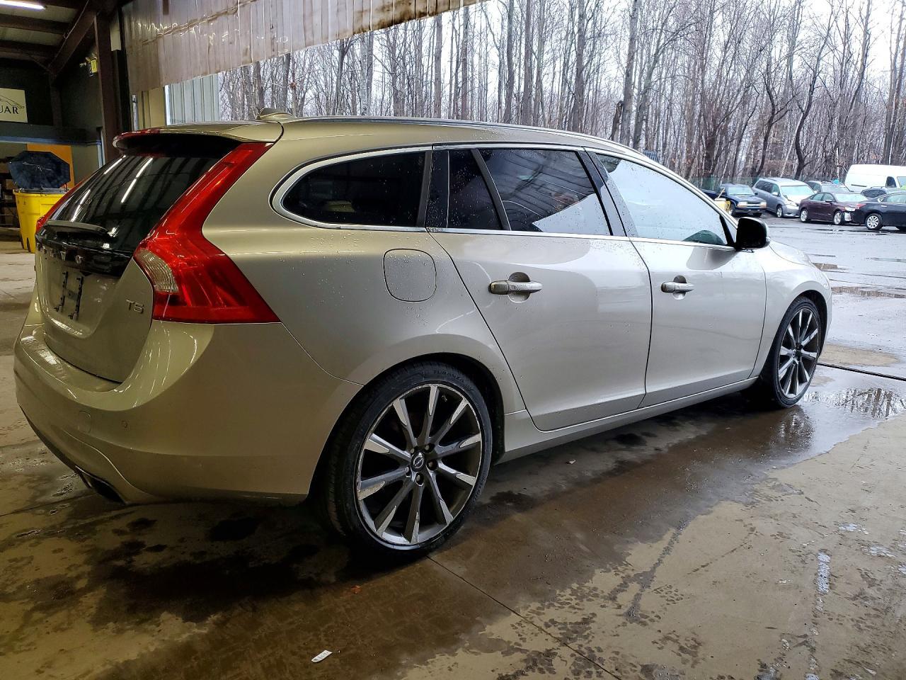 2015 VOLVO V60