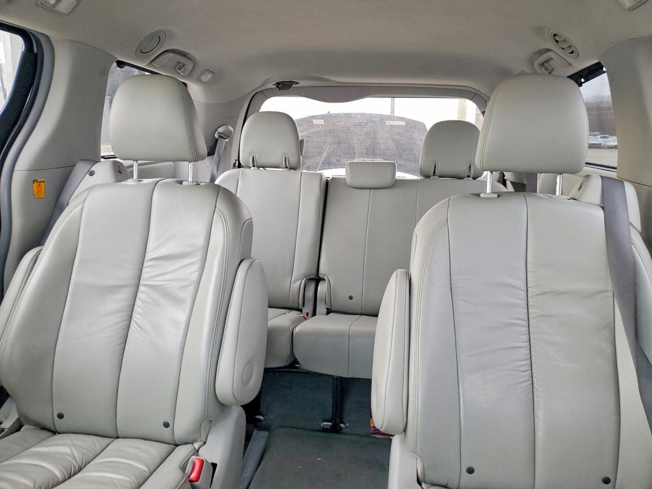 2011 TOYOTA SIENNA
