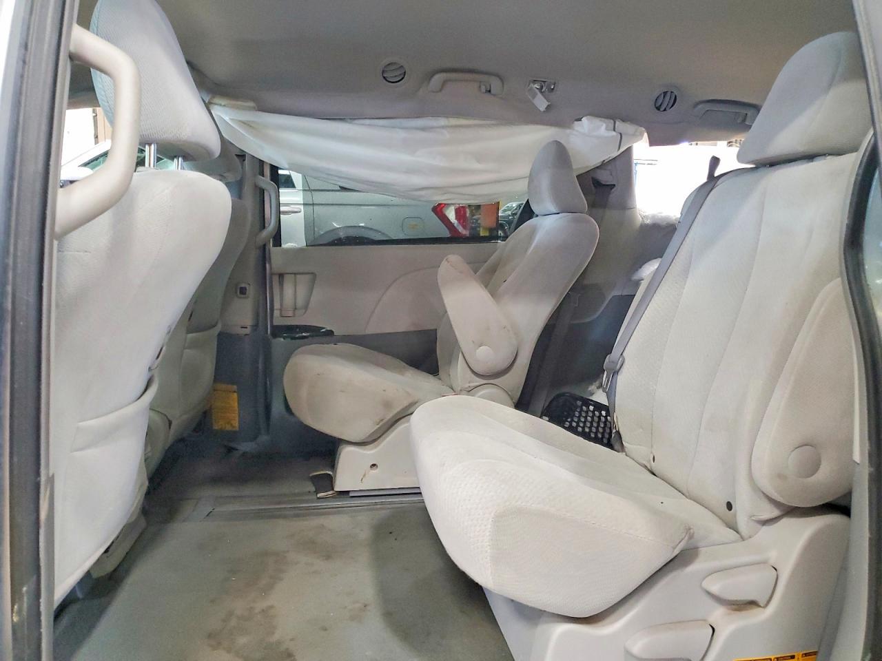 2011 TOYOTA SIENNA