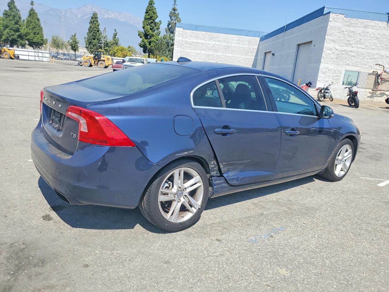 2015 VOLVO S60