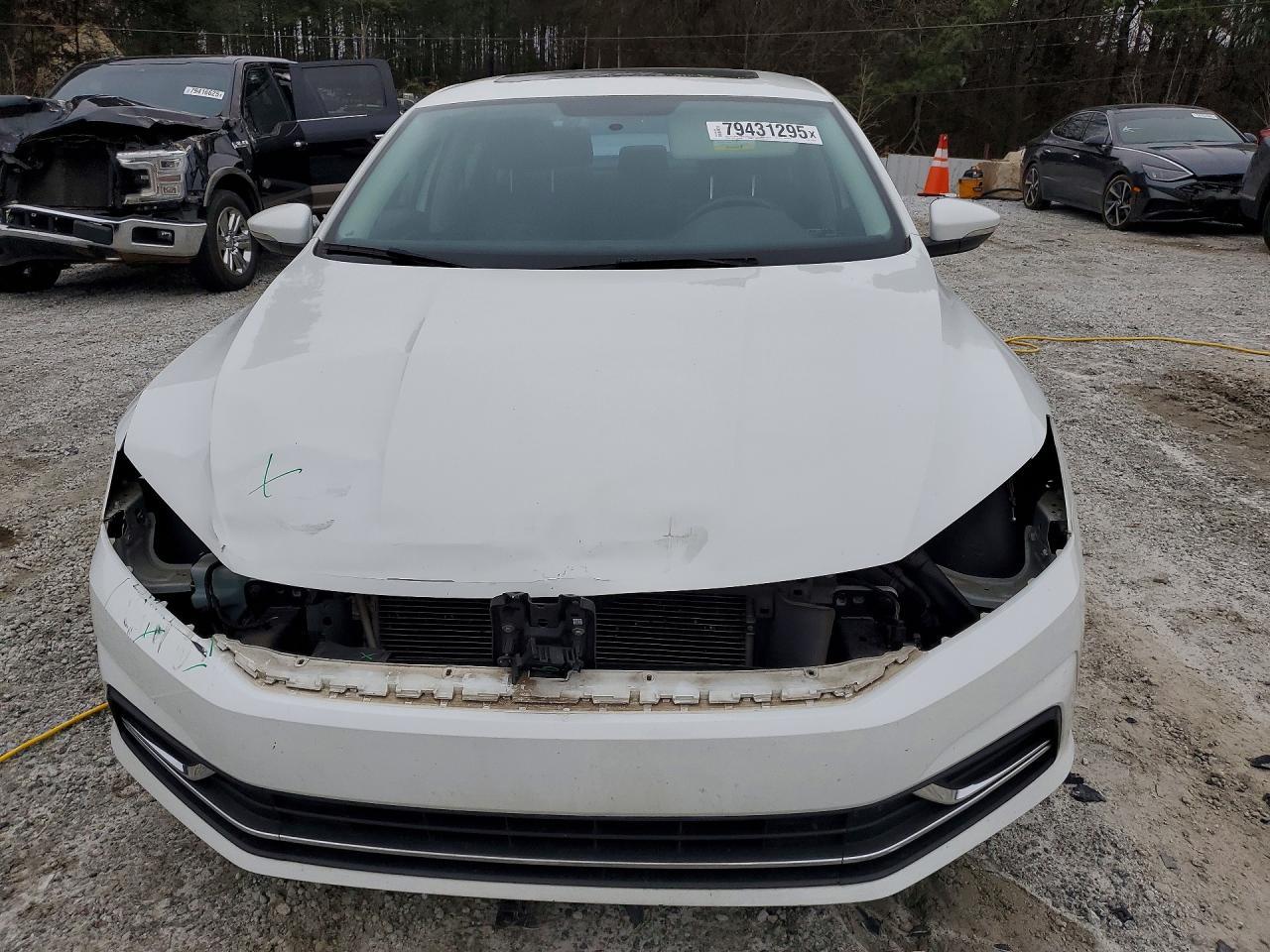 2016 VOLKSWAGEN Passat