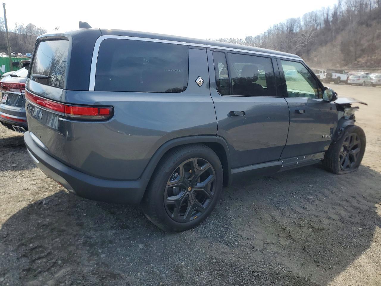 2025 RIVIAN R1s
