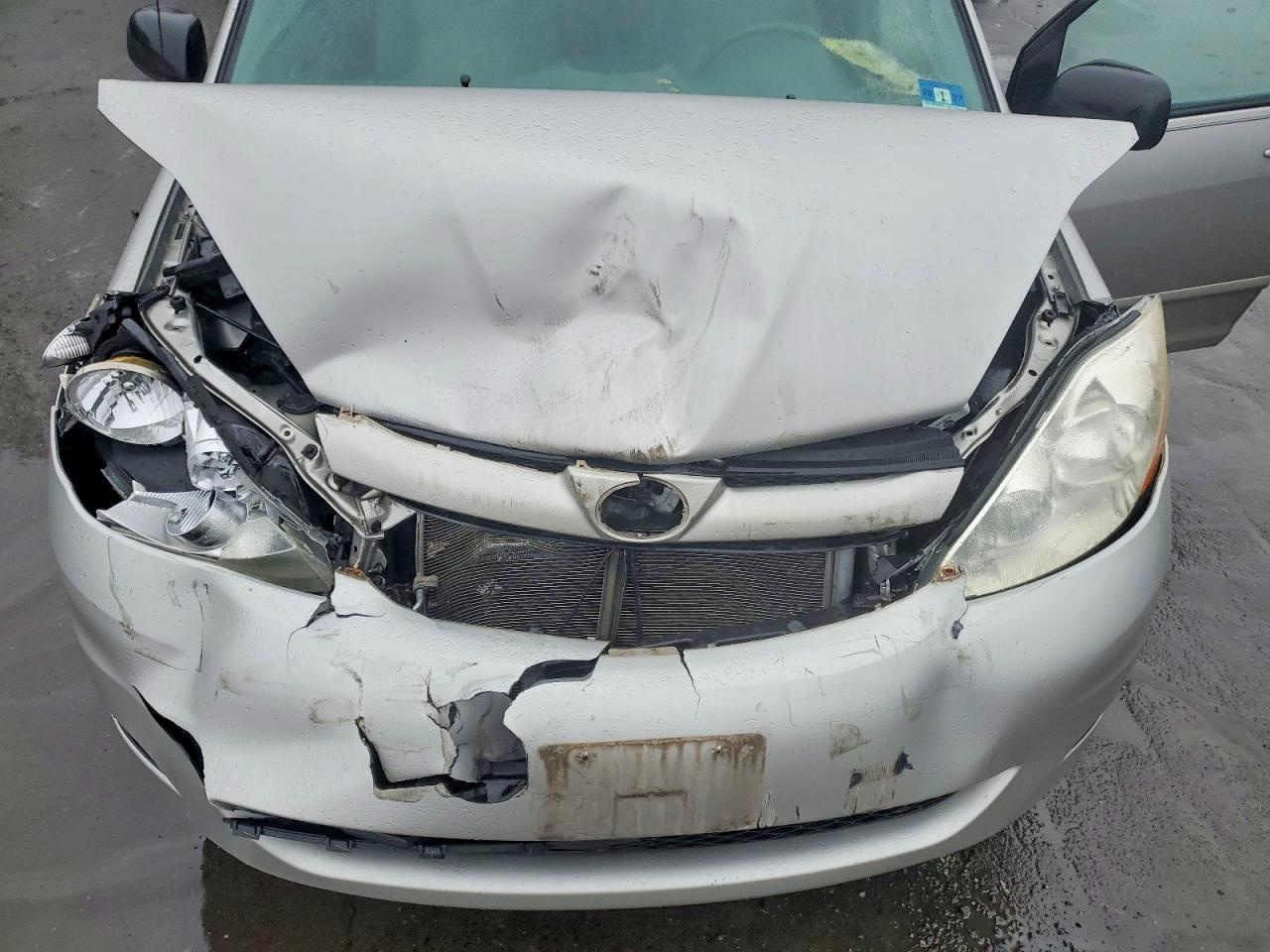 2010 TOYOTA SIENNA