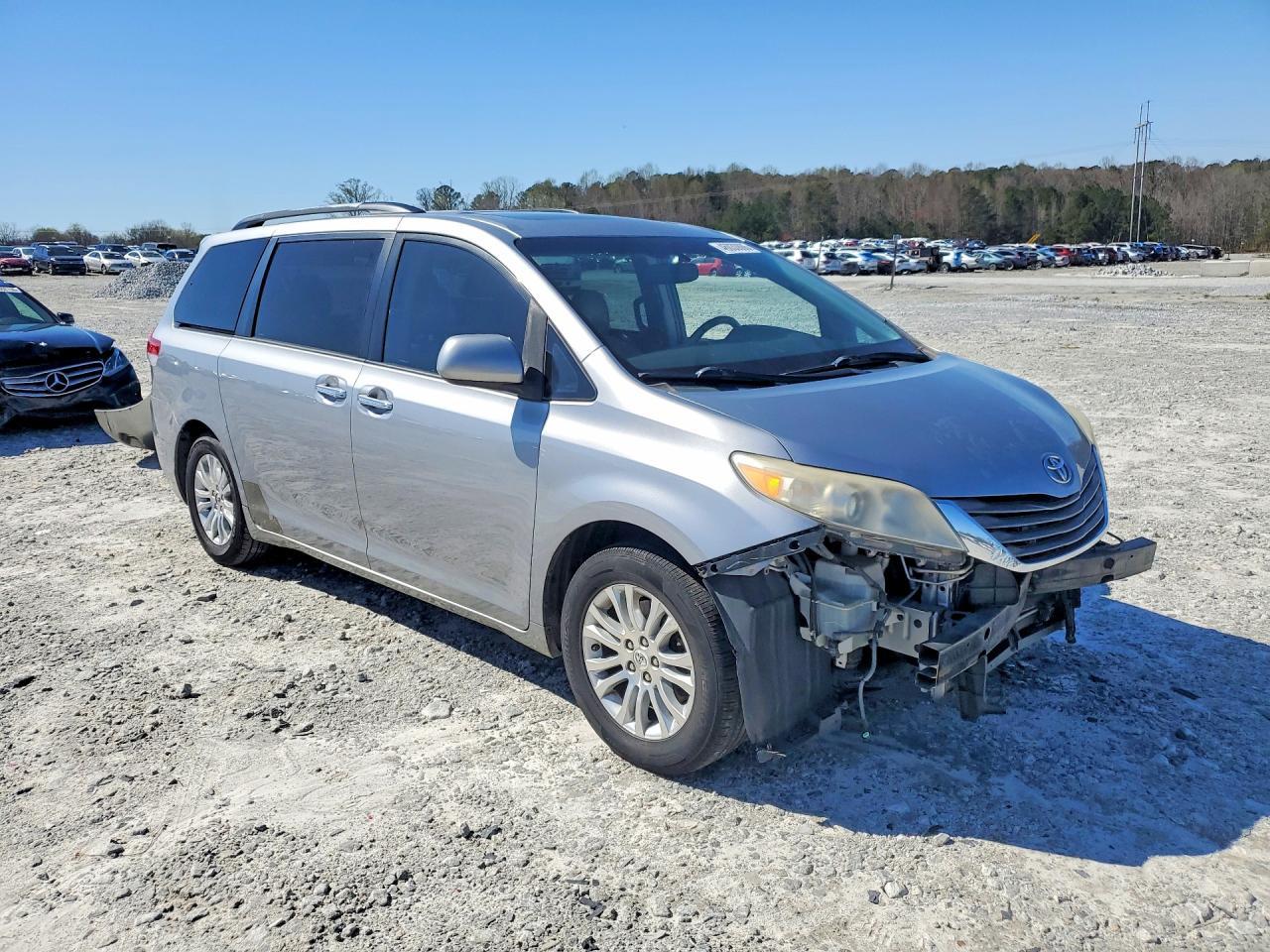 2011 TOYOTA SIENNA