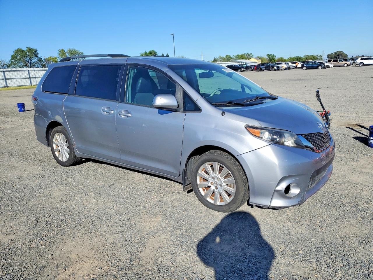 2012 TOYOTA SIENNA