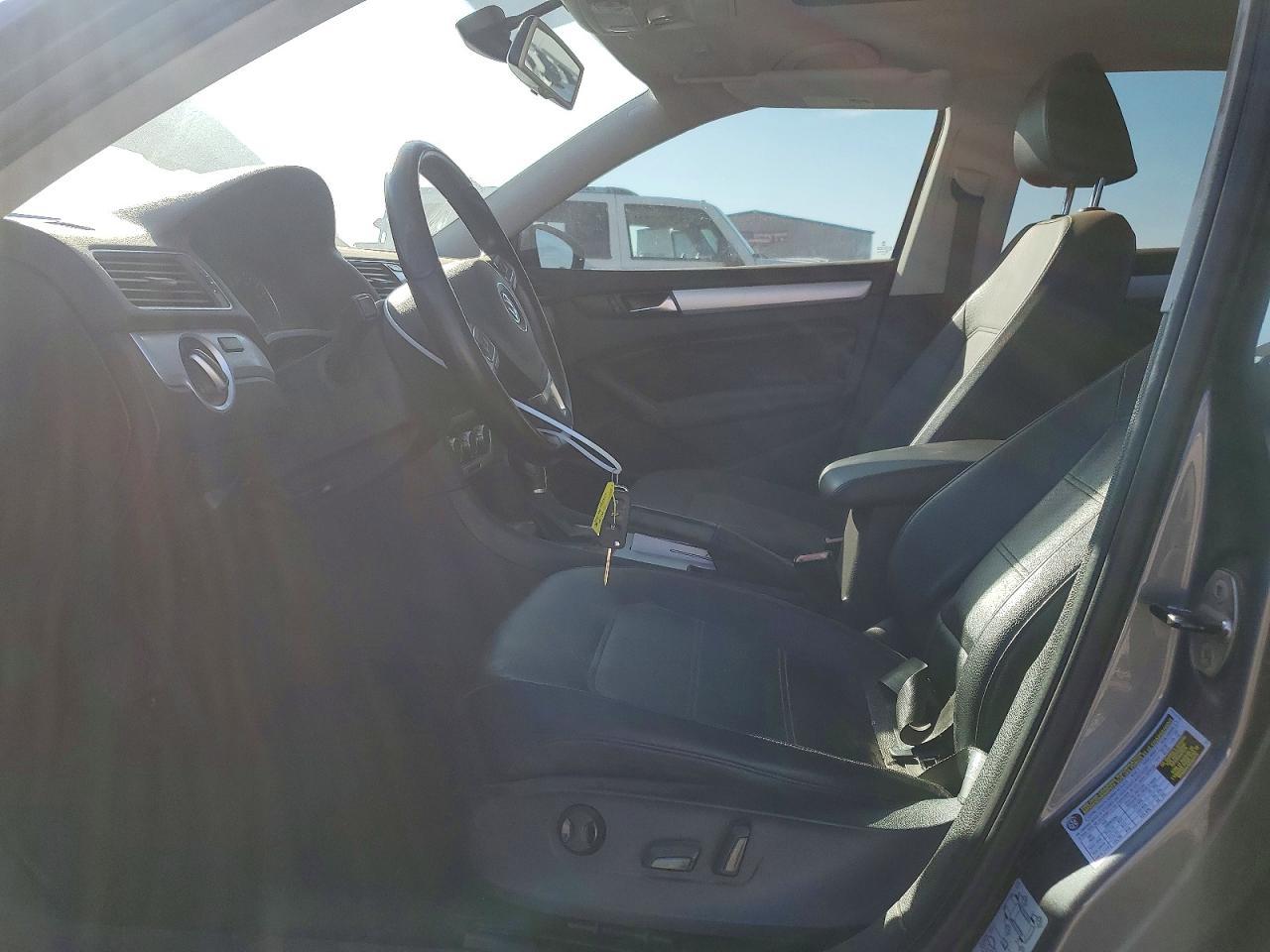 2012 VOLKSWAGEN Passat
