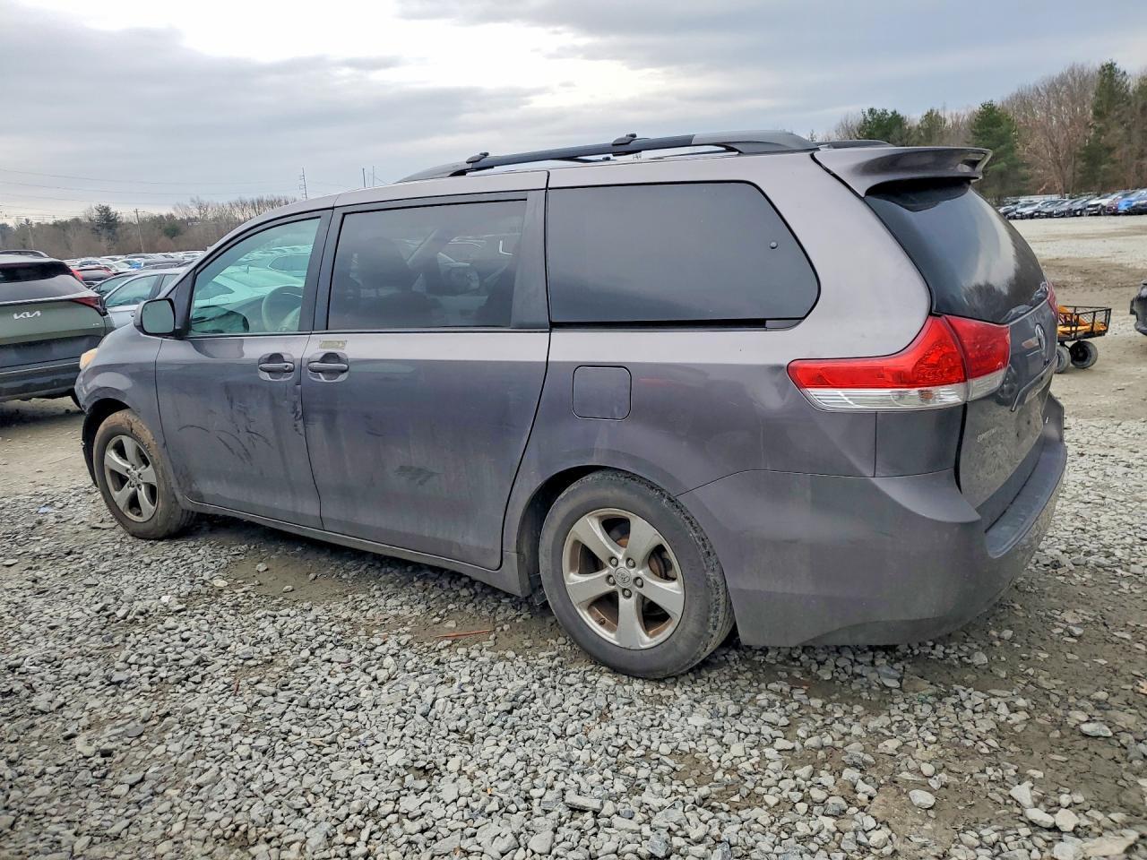 2011 TOYOTA SIENNA