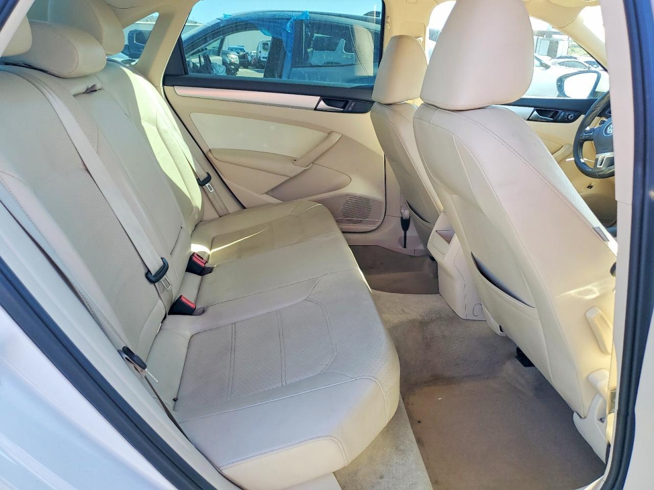 2012 VOLKSWAGEN Passat