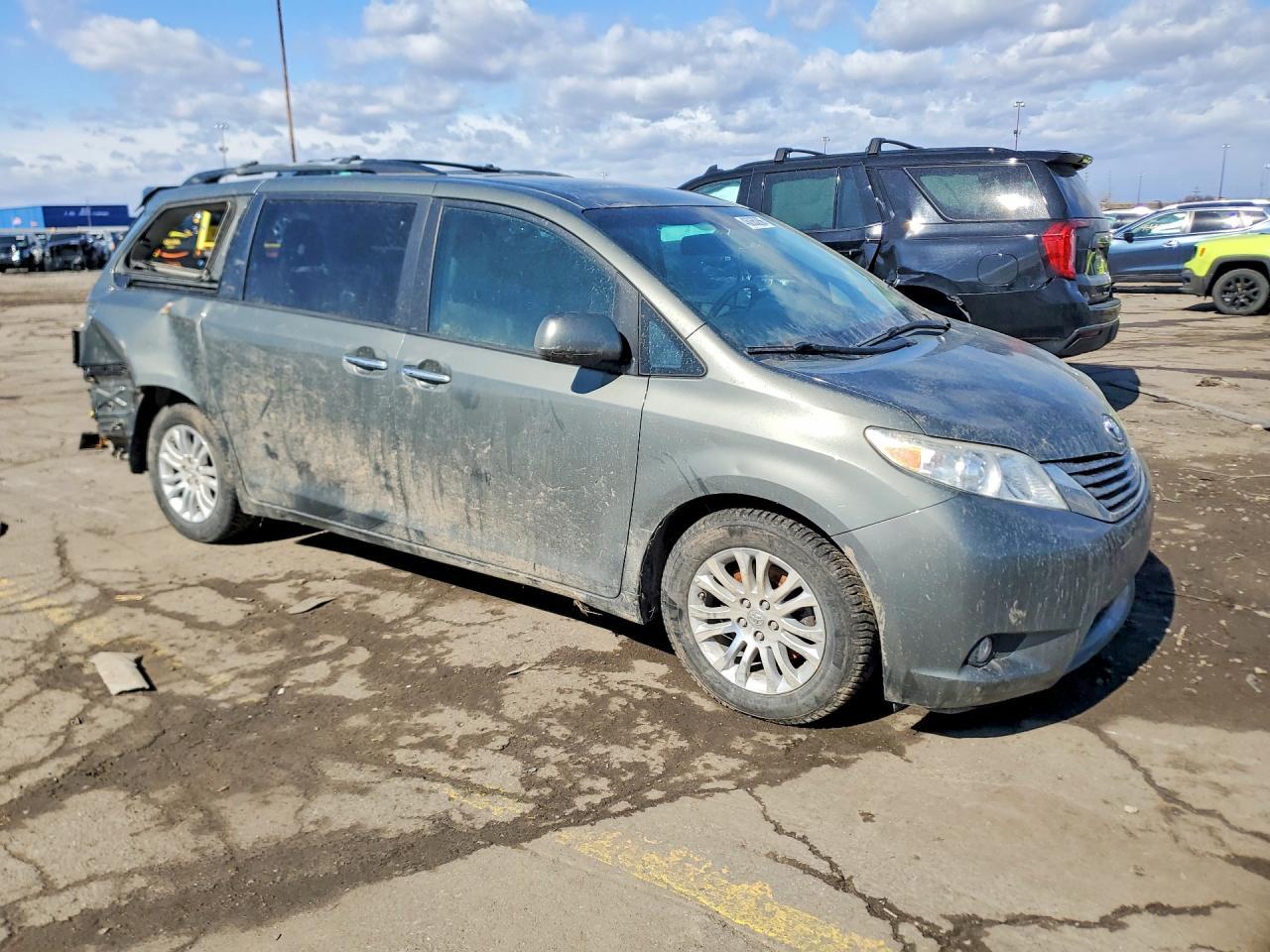 2011 TOYOTA SIENNA