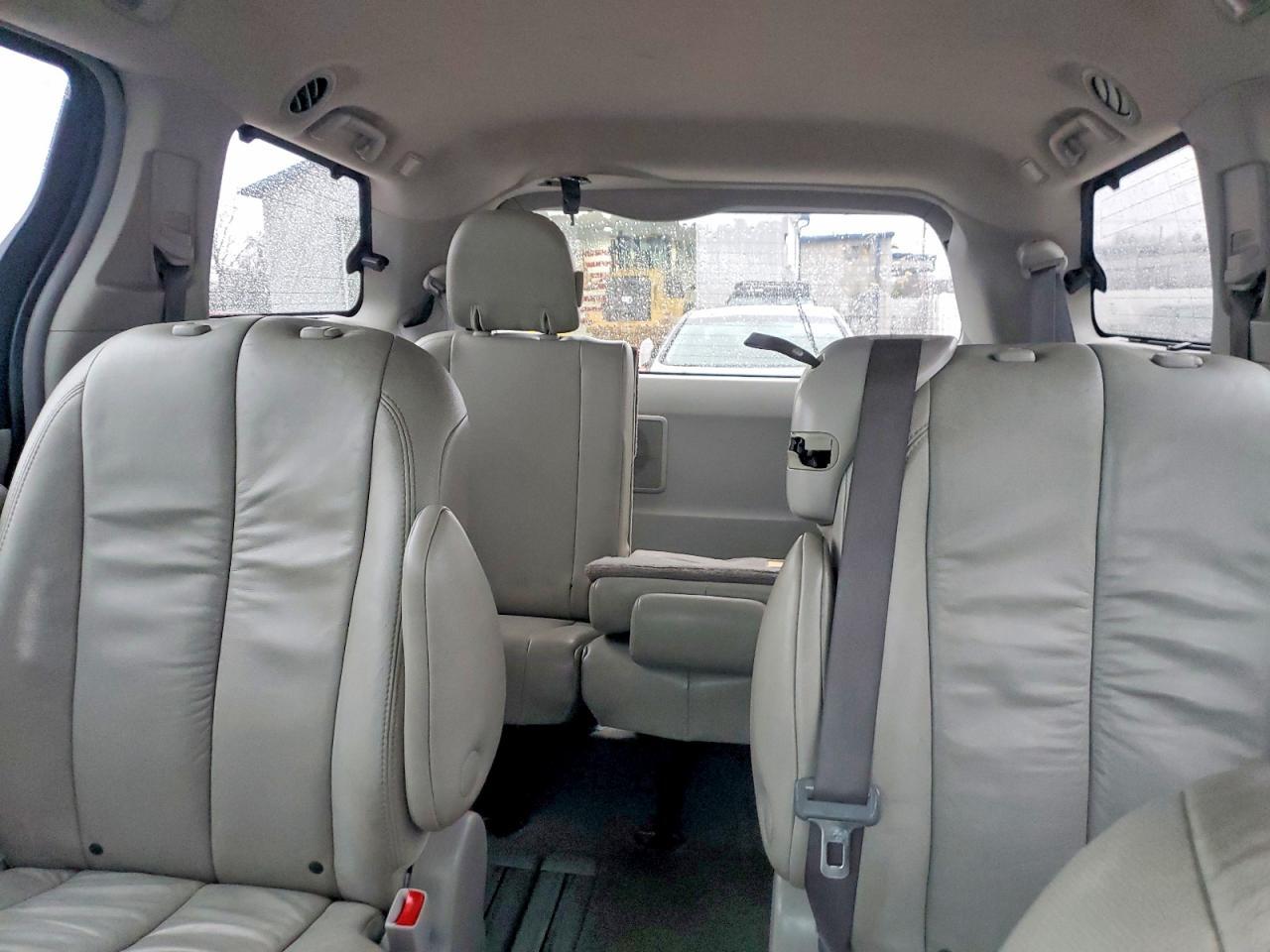 2011 TOYOTA SIENNA