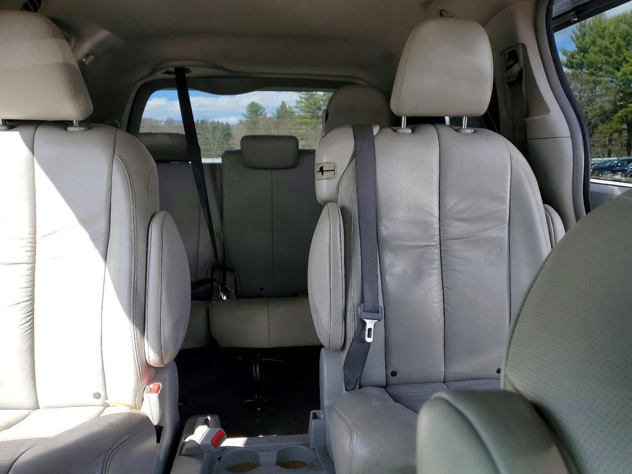2011 TOYOTA SIENNA