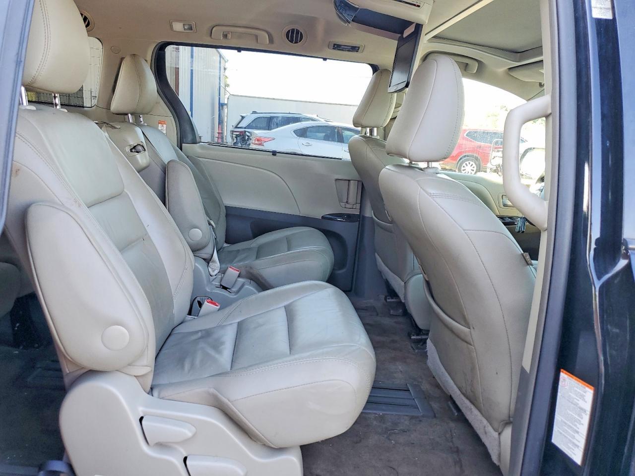 2016 TOYOTA SIENNA