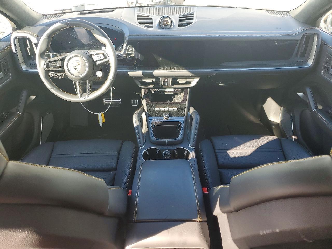 2025 PORSCHE CAYENNE