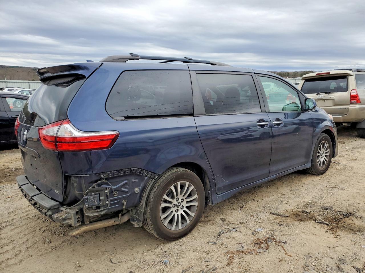 2018 TOYOTA SIENNA