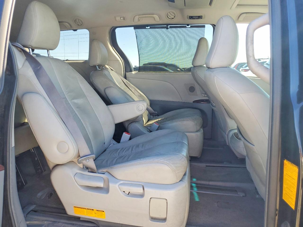 2011 TOYOTA SIENNA